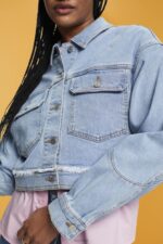 Esprit Cropped denim jacket with frayed trim Women Blue Light Wash Jackets P0D0X312 - Image 3